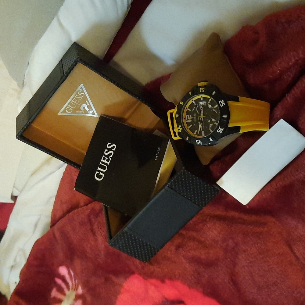 Men's Large authentic GUESS WATCH NEW IN GIFT 🎁 BOX 💝